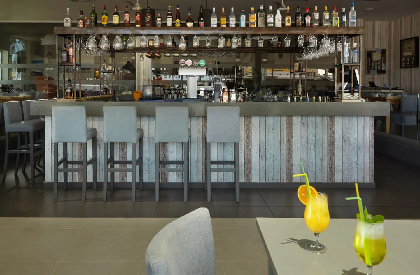 MelpoAntia Suites Bar