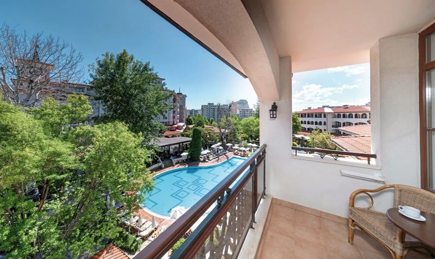 Helena Park OUTDOOR_POOL