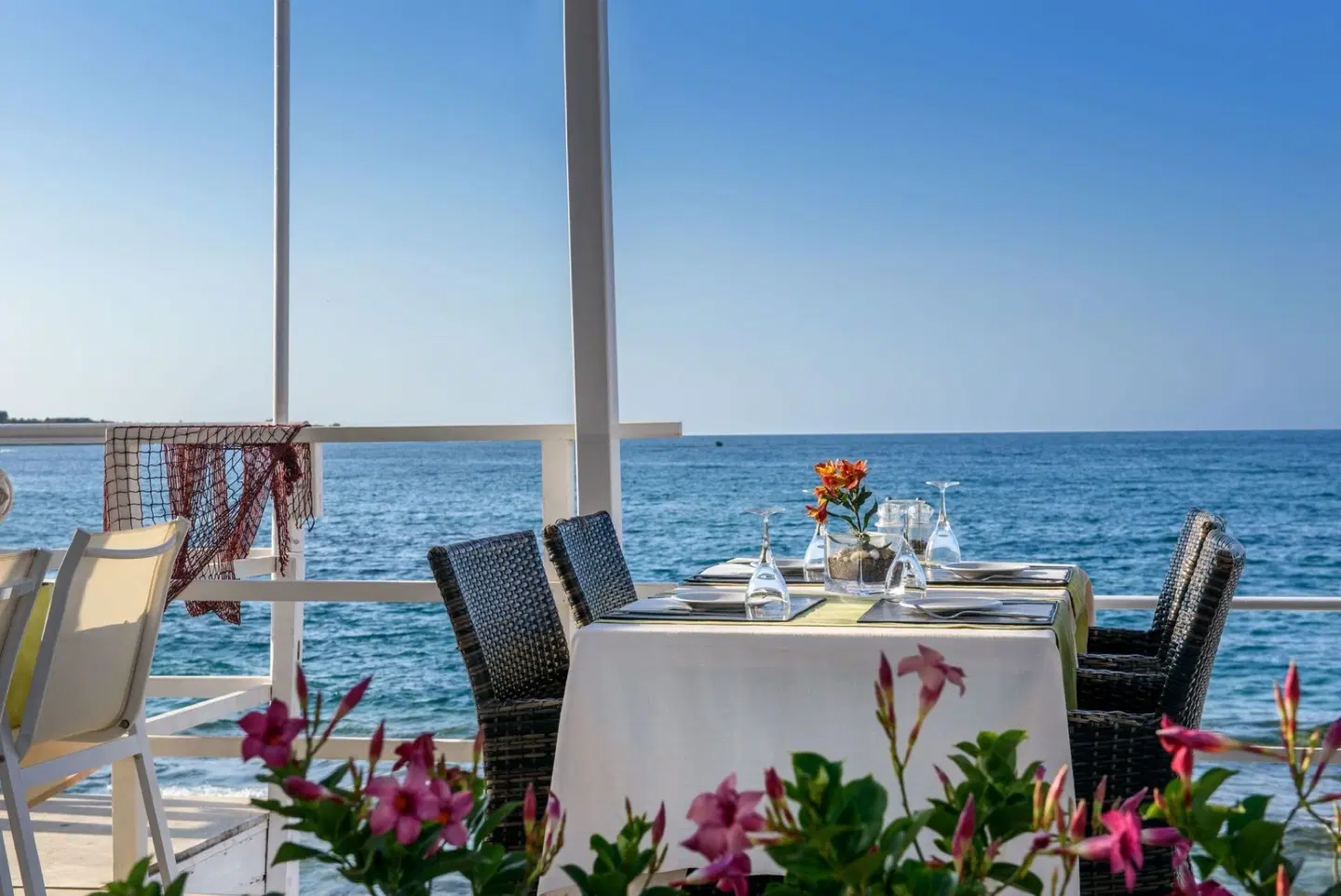 Alia Beach Hotel Terrasse
