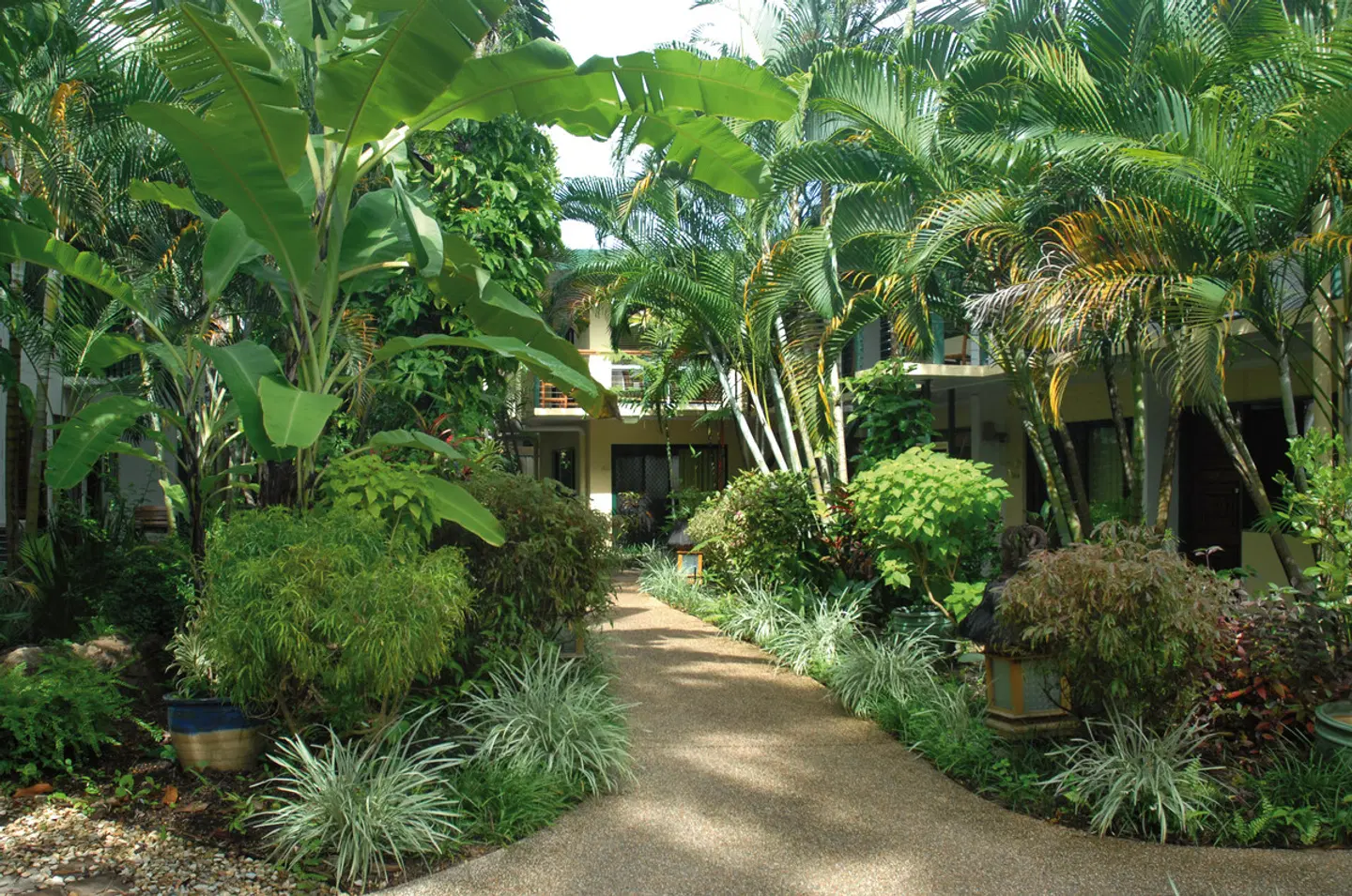 Bay Village Tropical Retreat Garten