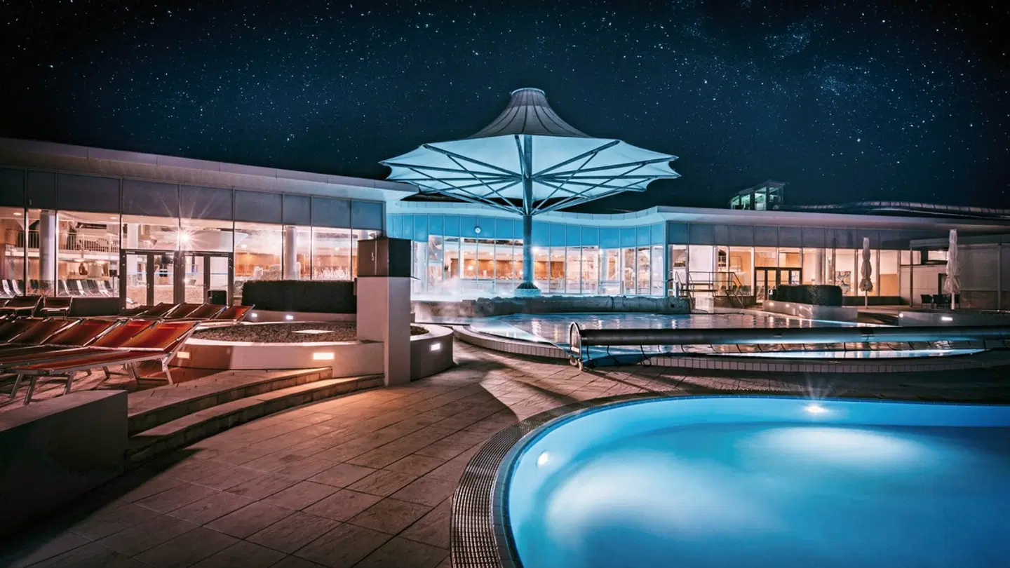 Therme Laa | Hotel | Silent Spa | Villas OUTDOOR_POOL