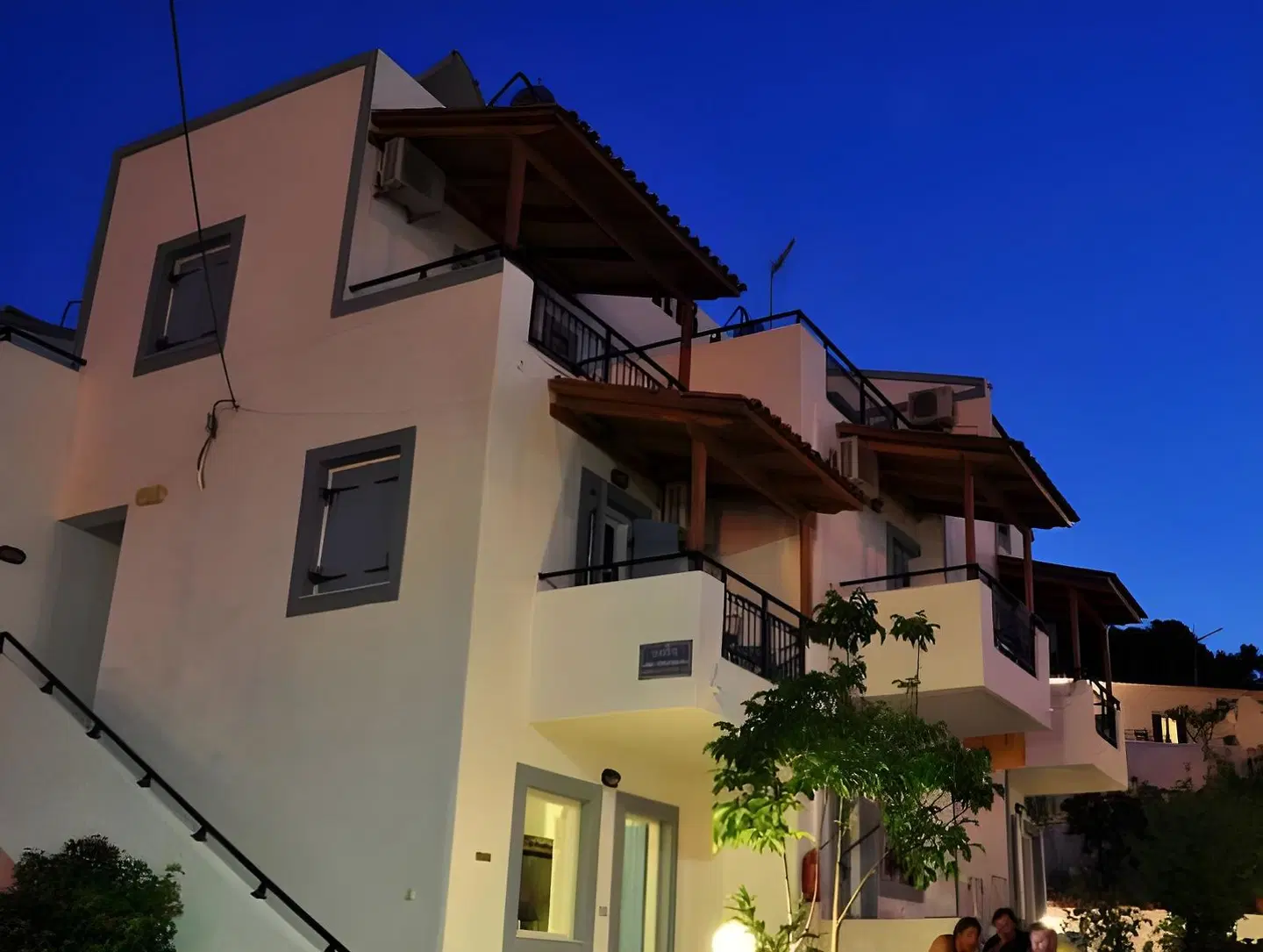 Castello Apartments EXTERIOR