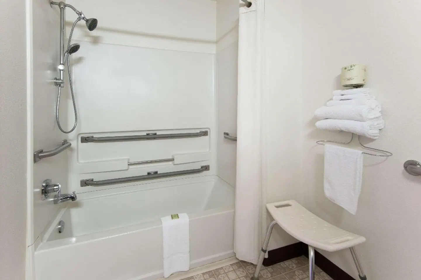 Super 8 by Wyndham Salmon Arm Badezimmer