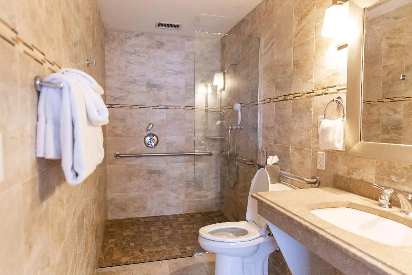 Capitol Plaza Hotel Montpelier, Tapestry Collection by Hilton Badezimmer