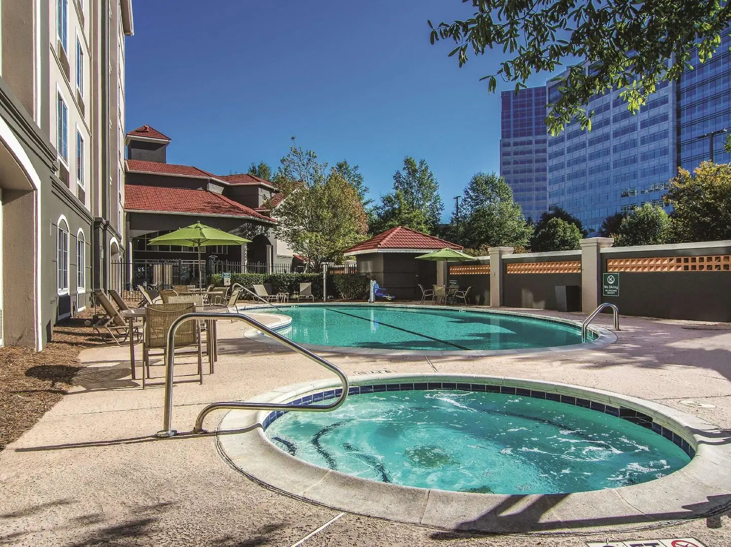 La Quinta Inn & Suites by Wyndham Atlanta Perimeter Medical OUTDOOR_POOL