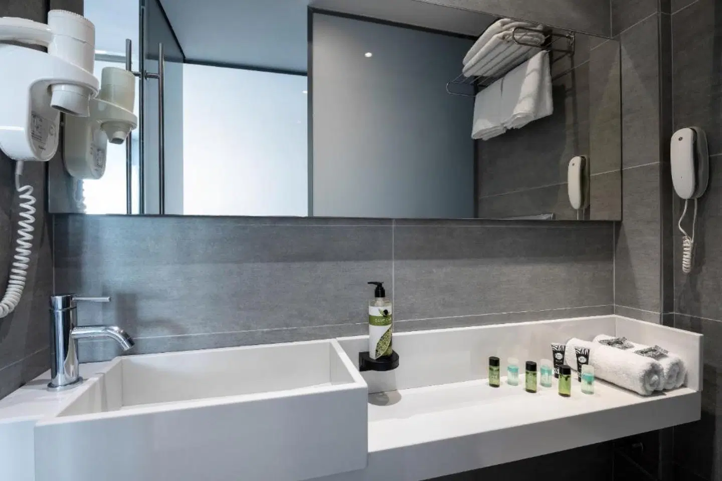 Oktober Downtown Boutique Hotel Badezimmer