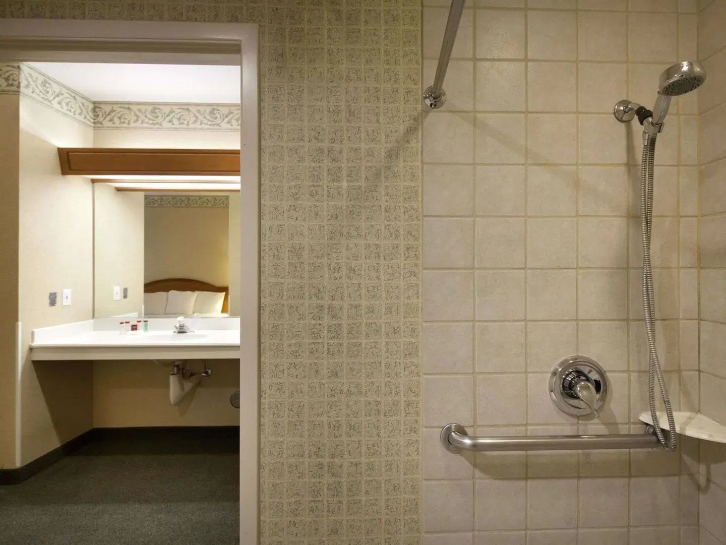 Ramada by Wyndham Olympia Badezimmer