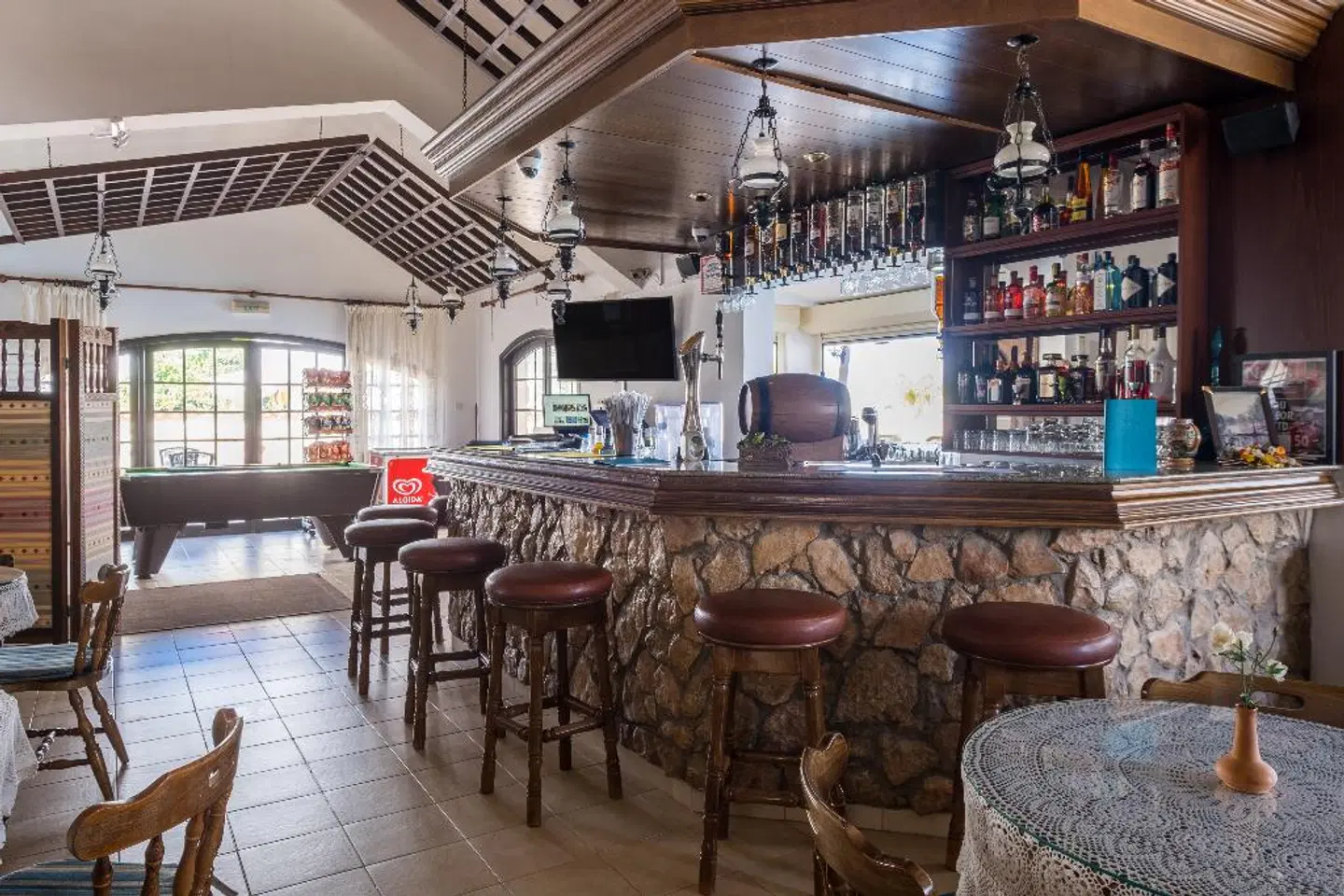 Anais Bay Apartment Bar