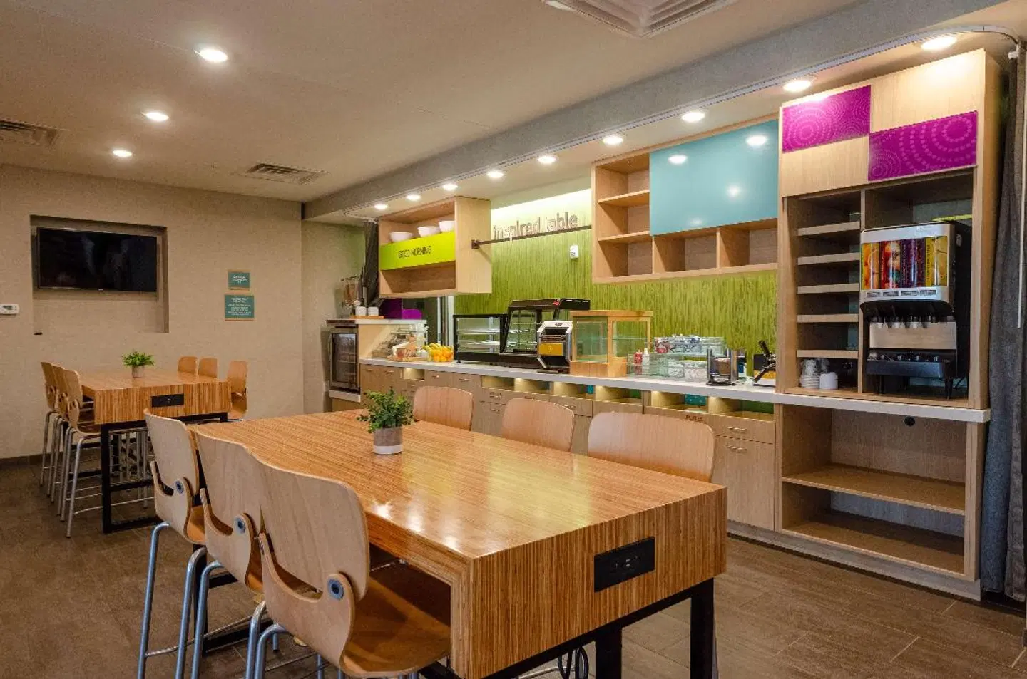 Home2 Suites by Hilton Atlanta Camp Creek Parkway Bar