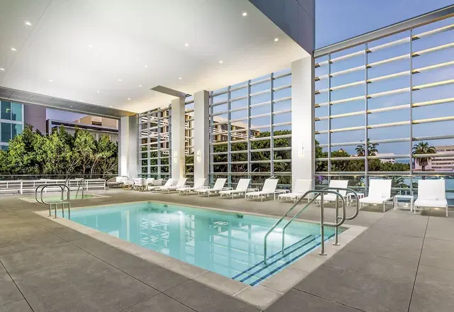 Hampton Inn & Suites Santa Monica Hallenbad