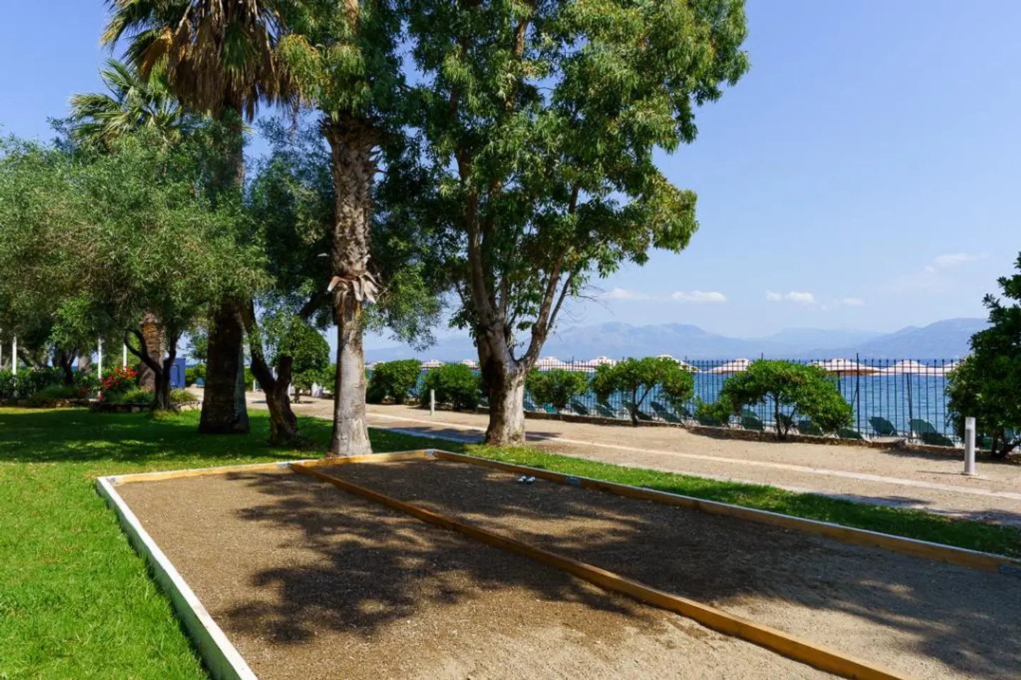 Calamos Beach Family Club Hotel Garten