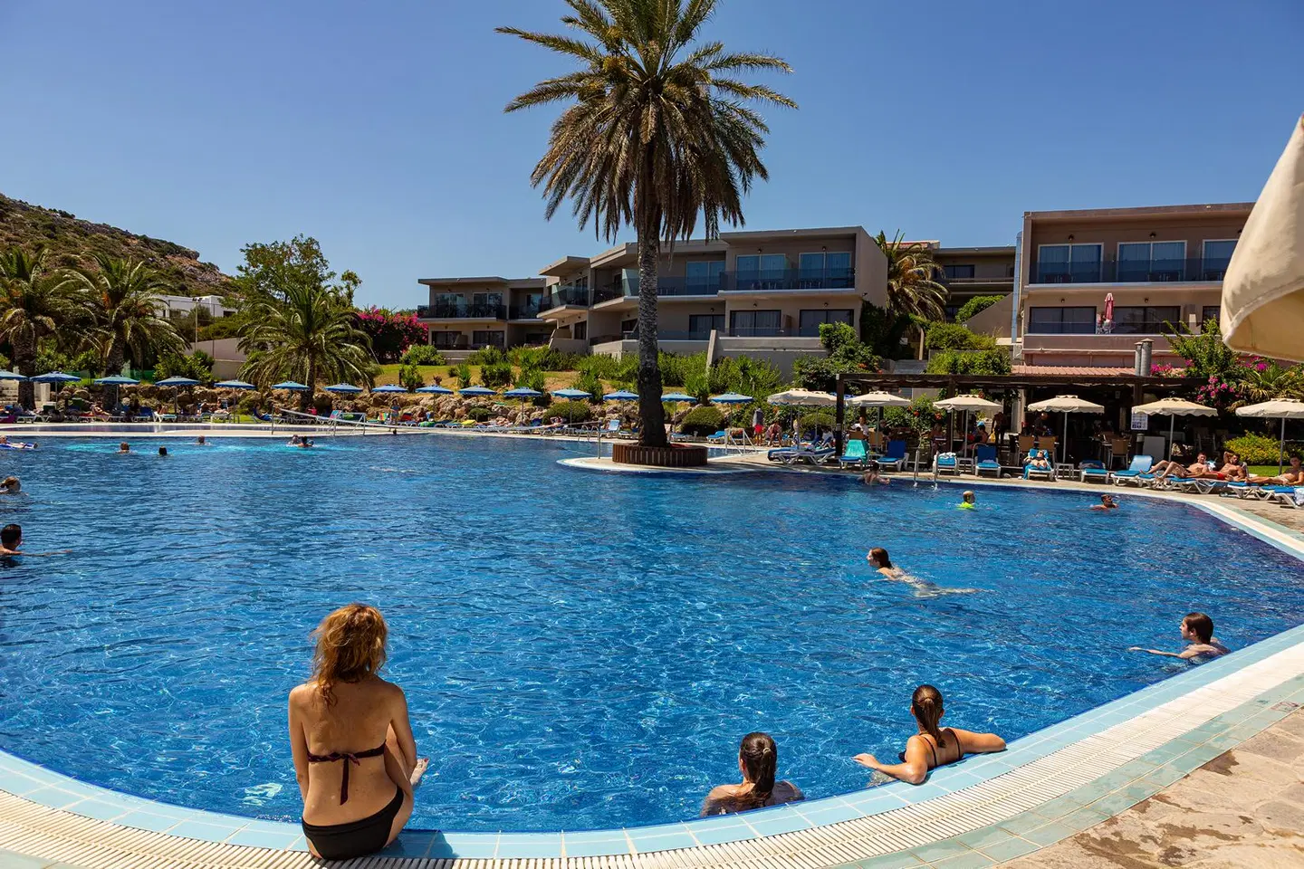 Cathrin OUTDOOR_POOL