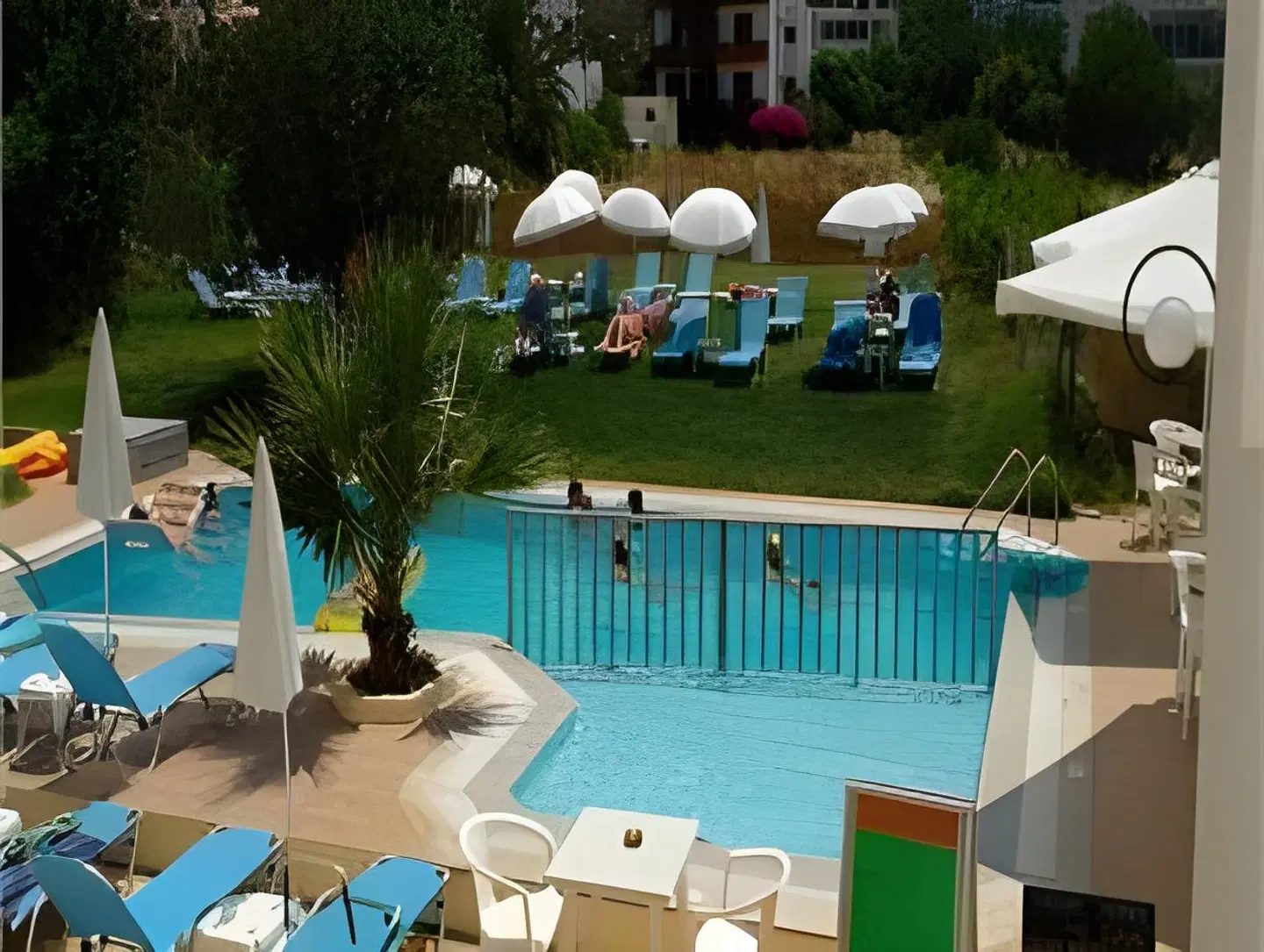 Sunshine Studios & Apartments Terrasse