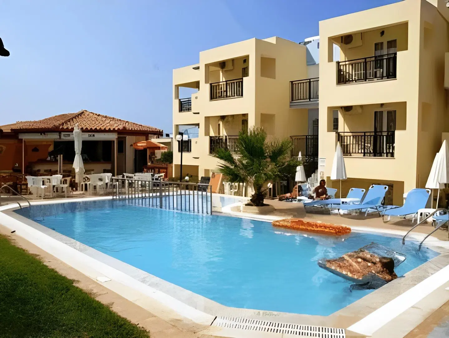 Sunshine Studios & Apartments OUTDOOR_POOL