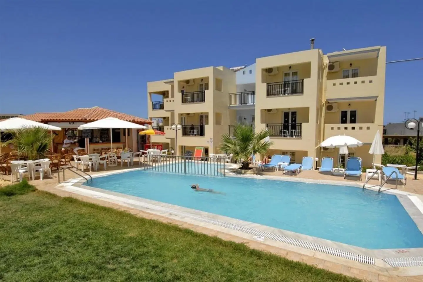 Sunshine Studios & Apartments OUTDOOR_POOL