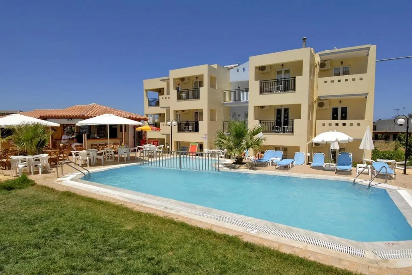 Sunshine Studios & Apartments OUTDOOR_POOL