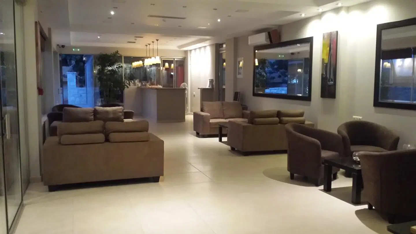 Maria Lambis LOUNGE_LOBBY