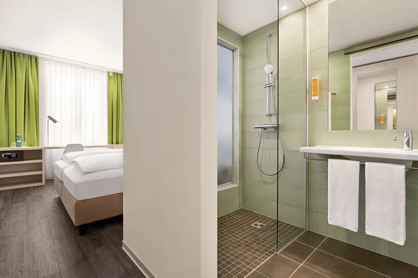 Super 8 by Wyndham Dresden Badezimmer