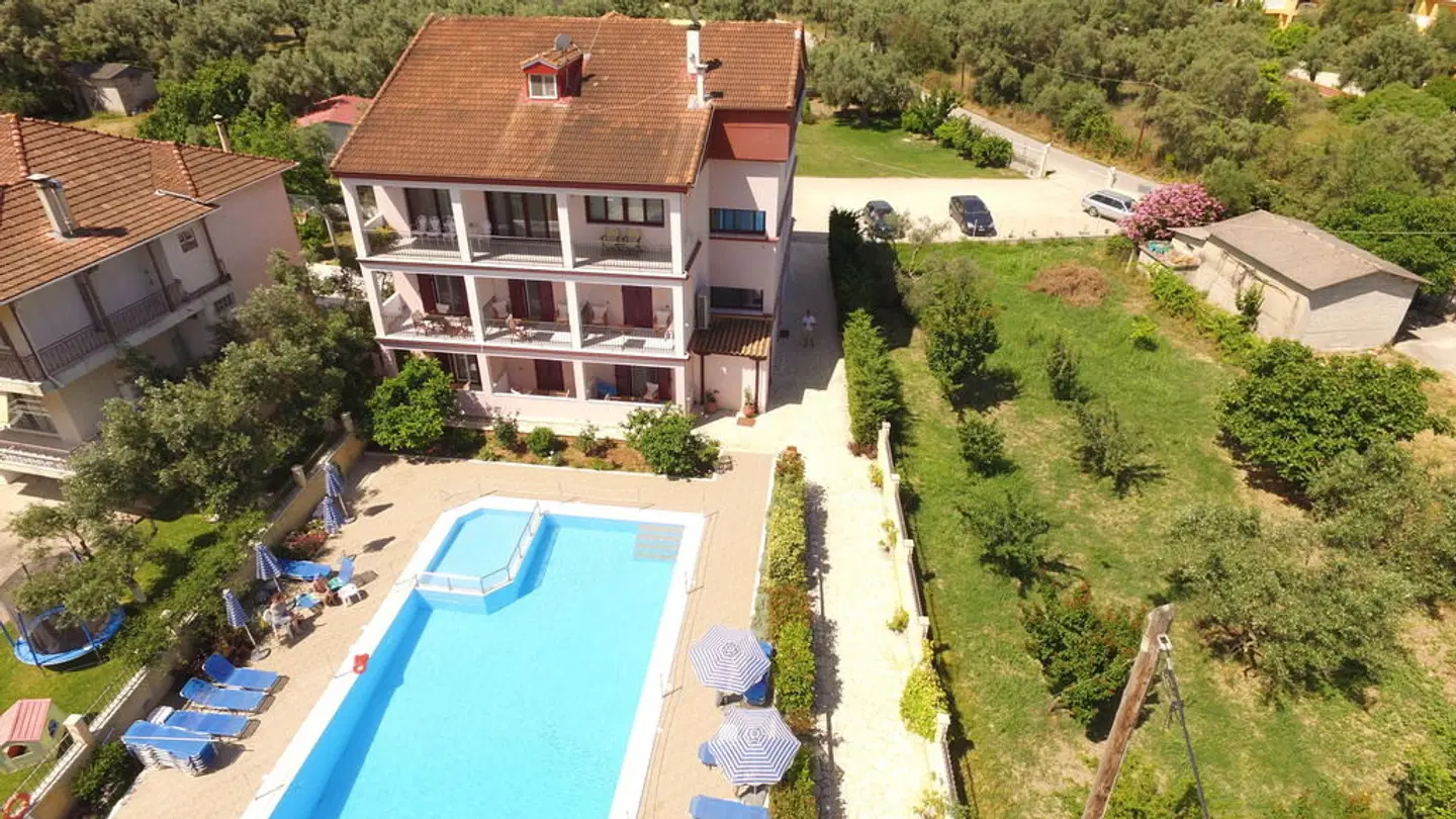 Christina Studios OUTDOOR_POOL