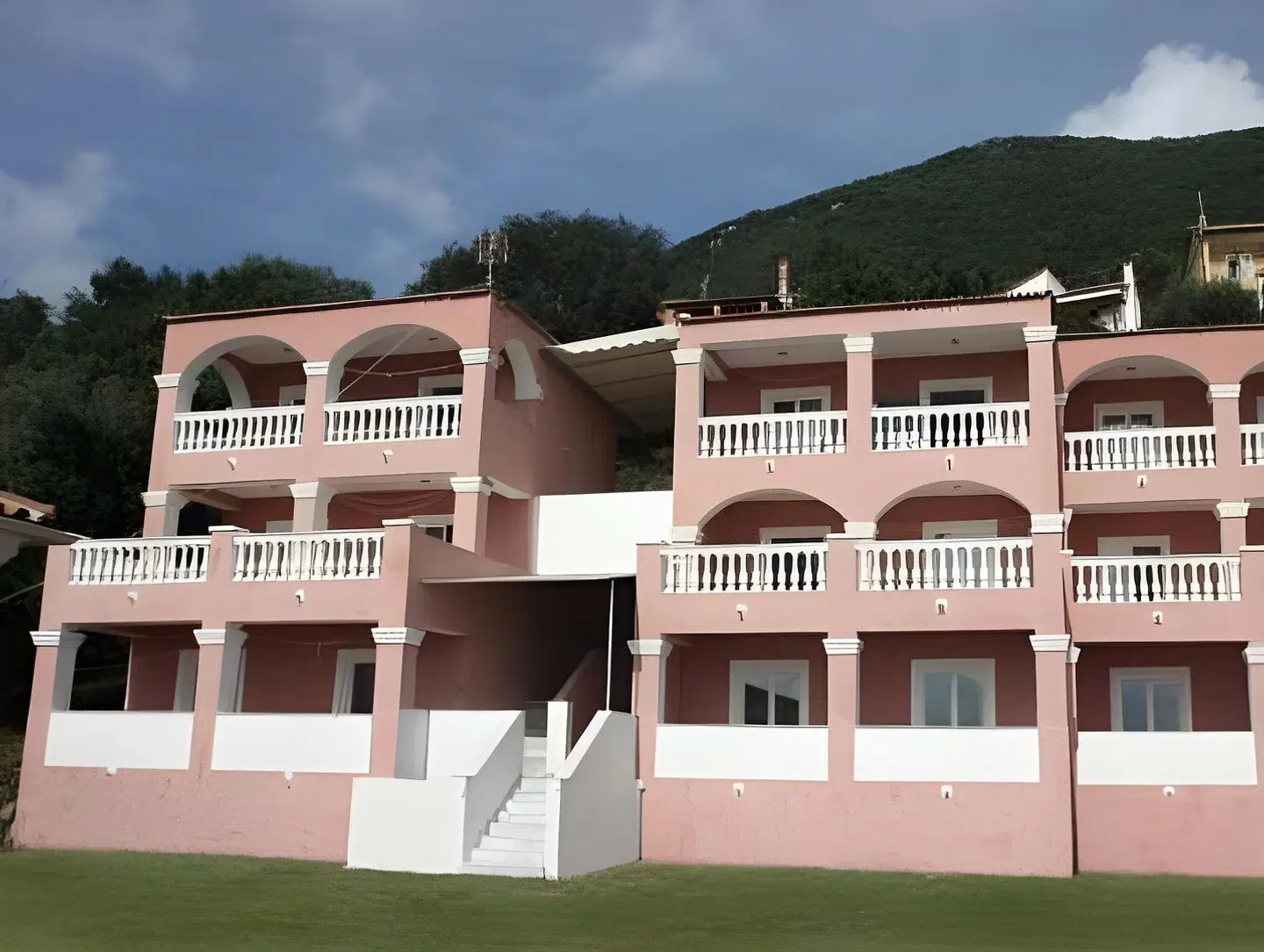 Paradiso Apartments EXTERIOR