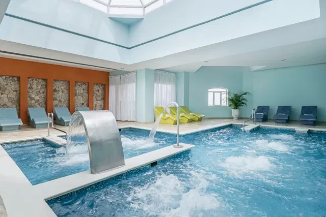 Iberostar Waves Rose Hall Beach Hallenbad