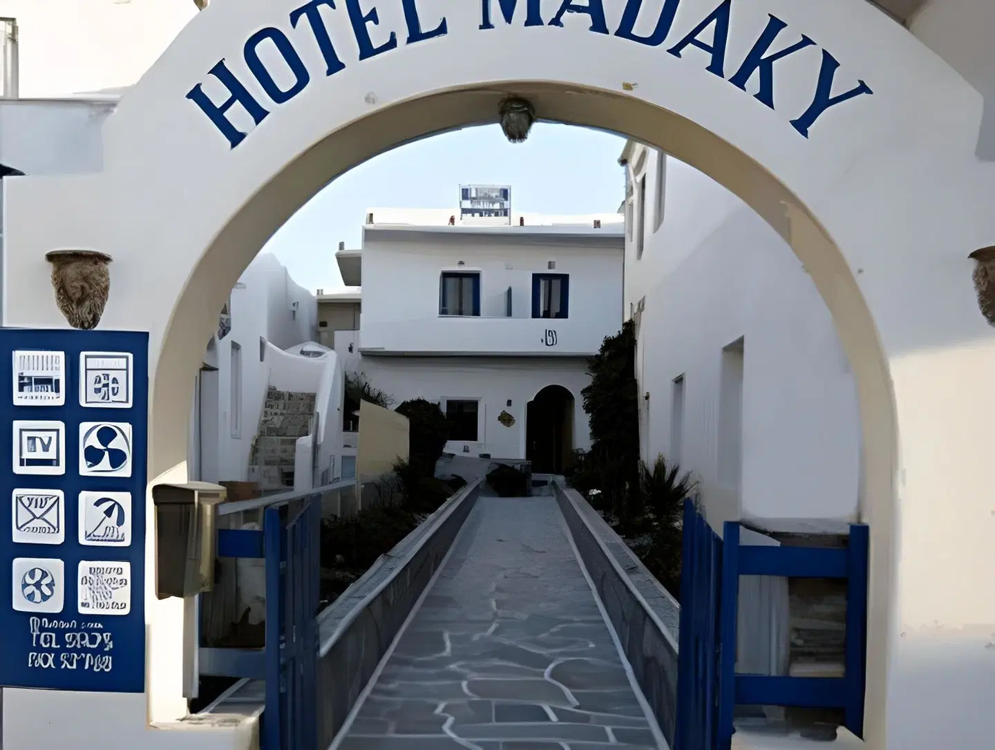 Madaky Hotel EXTERIOR