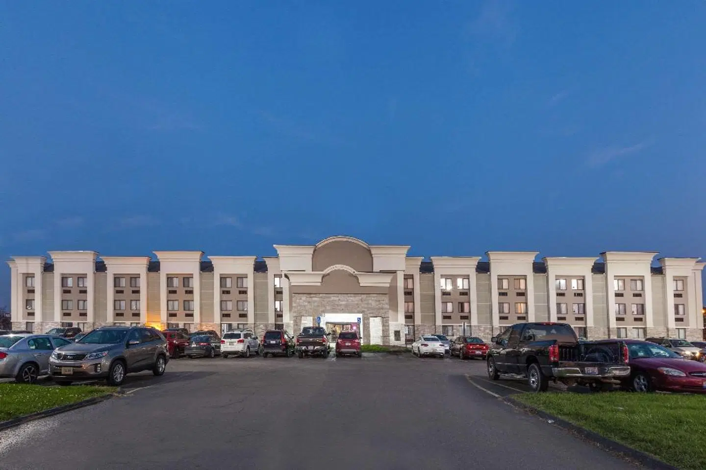 Wingate by Wyndham Detroit Metro Airport EXTERIOR