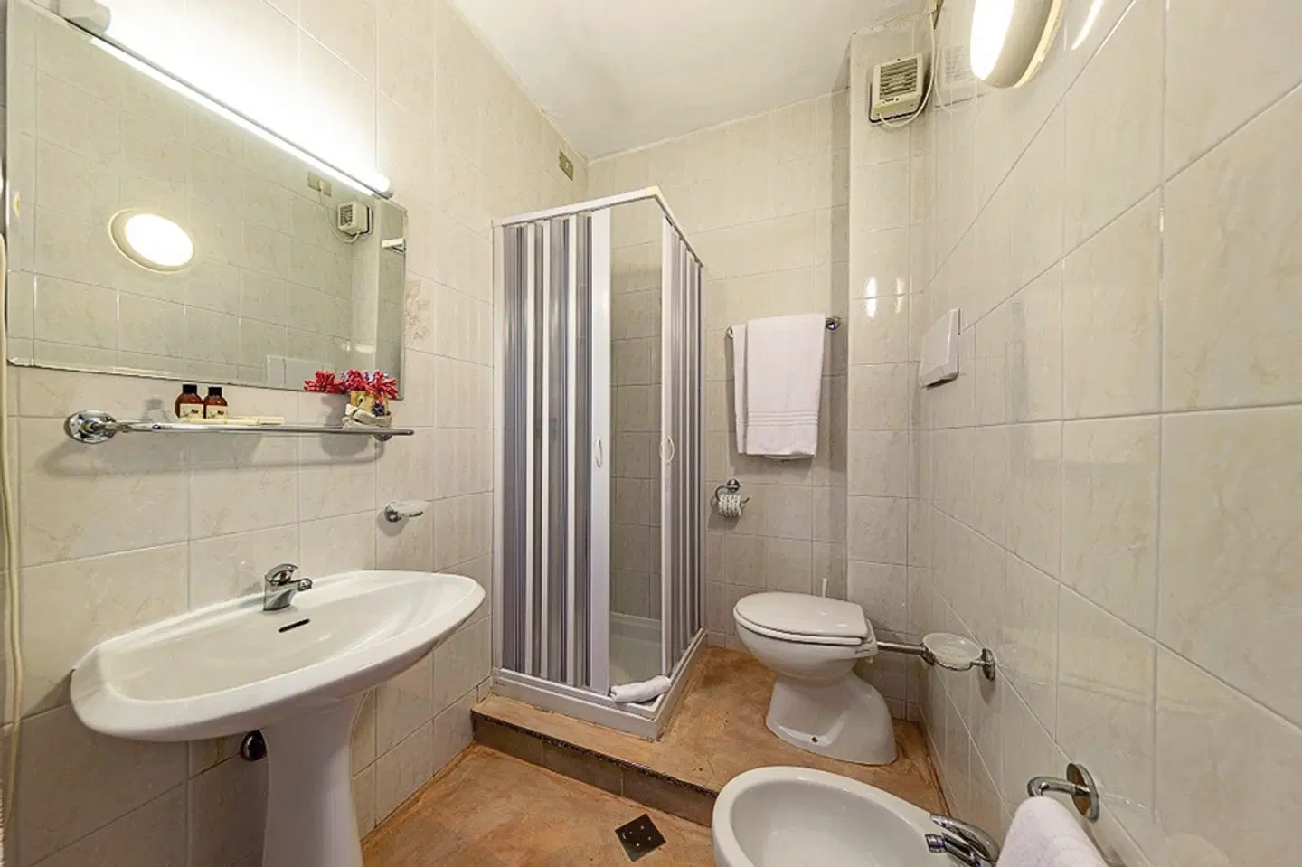 Rina Hotel Badezimmer