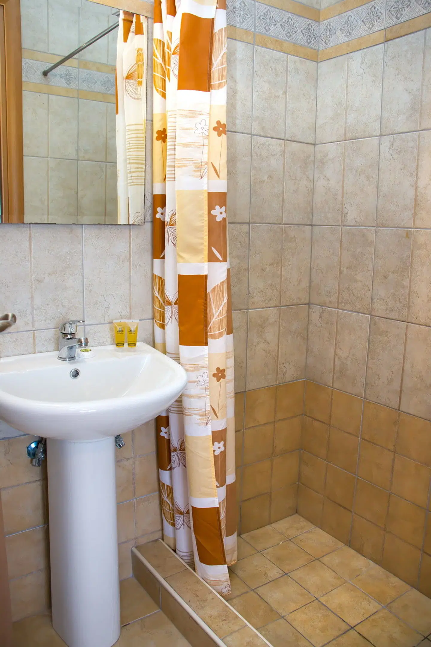 Gennadi Gardens Apartments Badezimmer