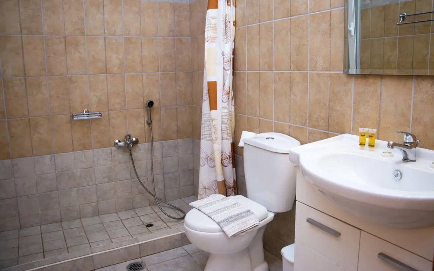 Gennadi Gardens Apartments Badezimmer