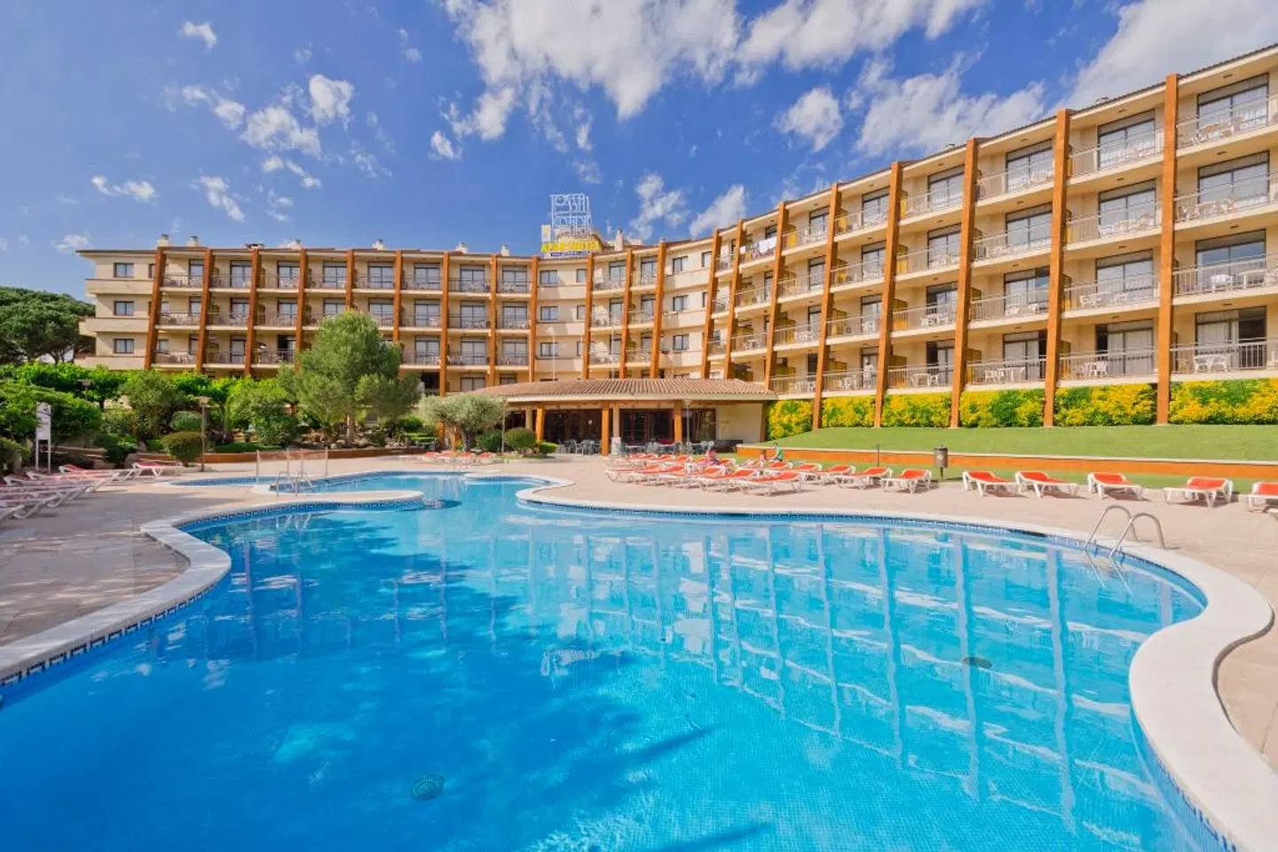 GHT Aparthotel Tossa Park OUTDOOR_POOL