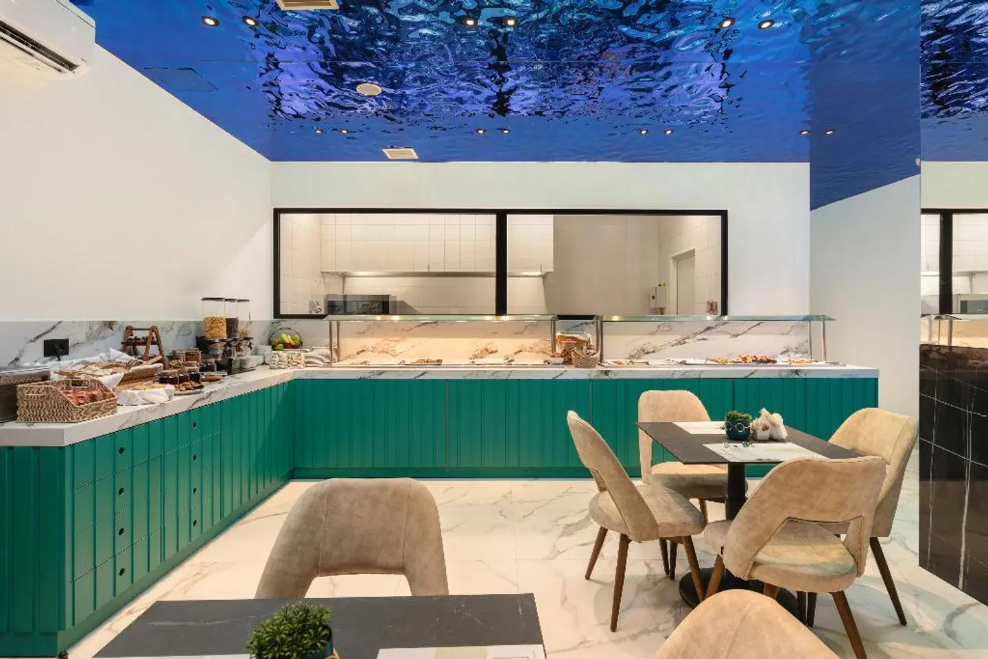 Elia Sea Suites Hallenbad