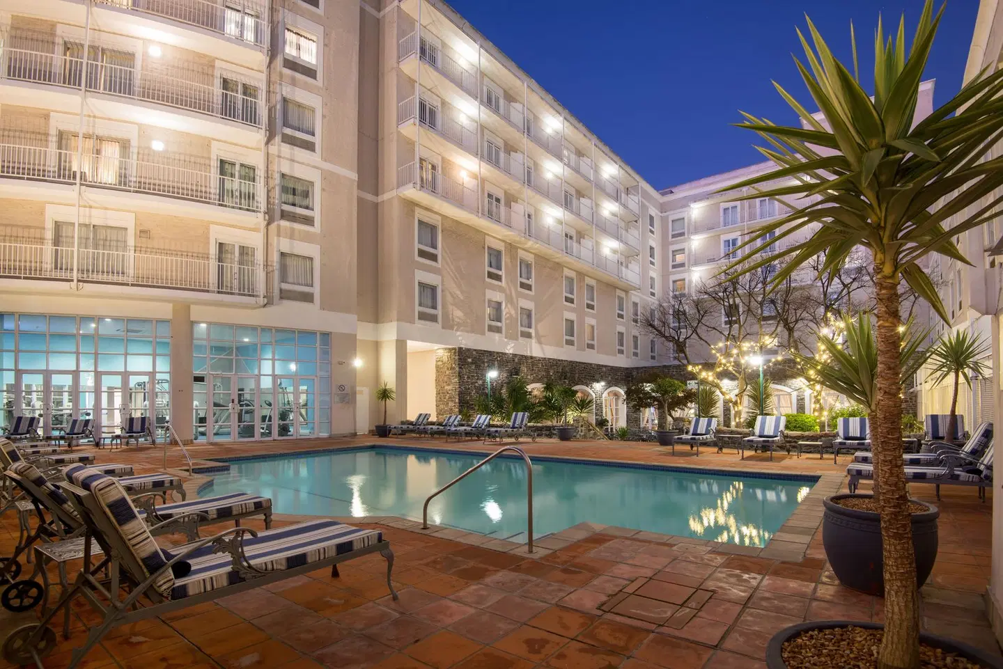 The Commodore Hotel OUTDOOR_POOL