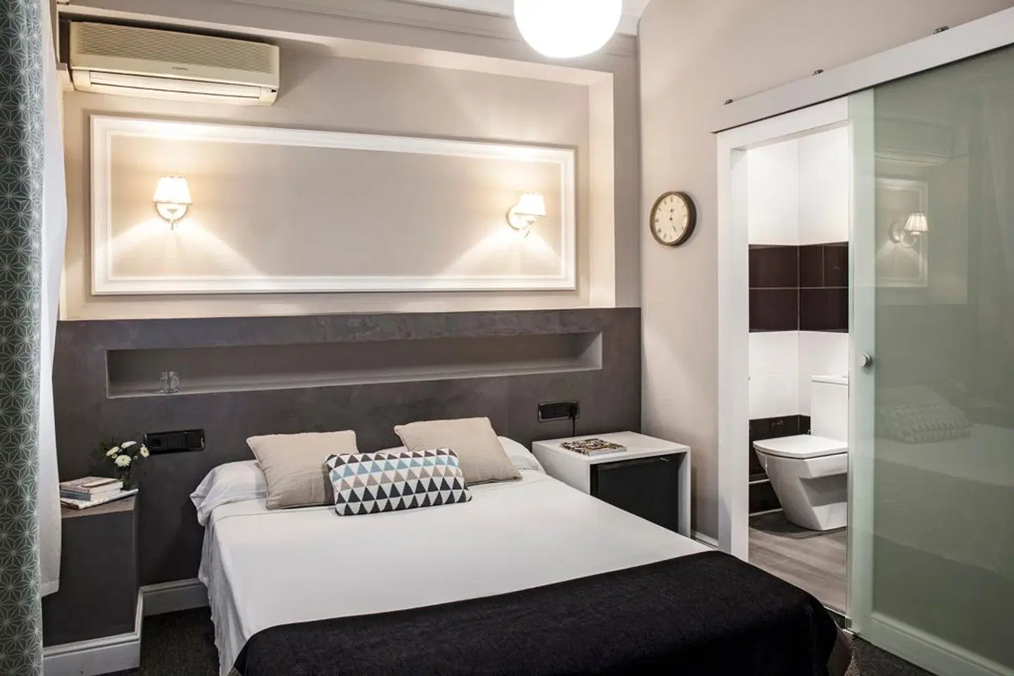 AinB B&B Eixample-Muntaner ROOM_EXAMPLE