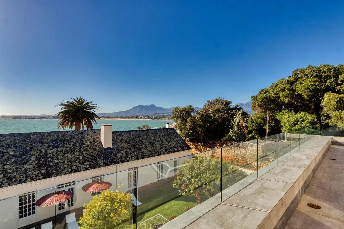 Manor on the Bay Guest House EXTERIOR