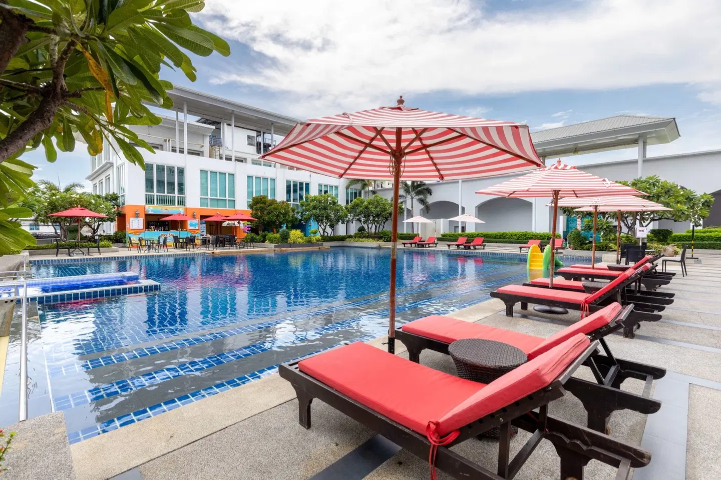 D Varee Jomtien Beach OUTDOOR_POOL