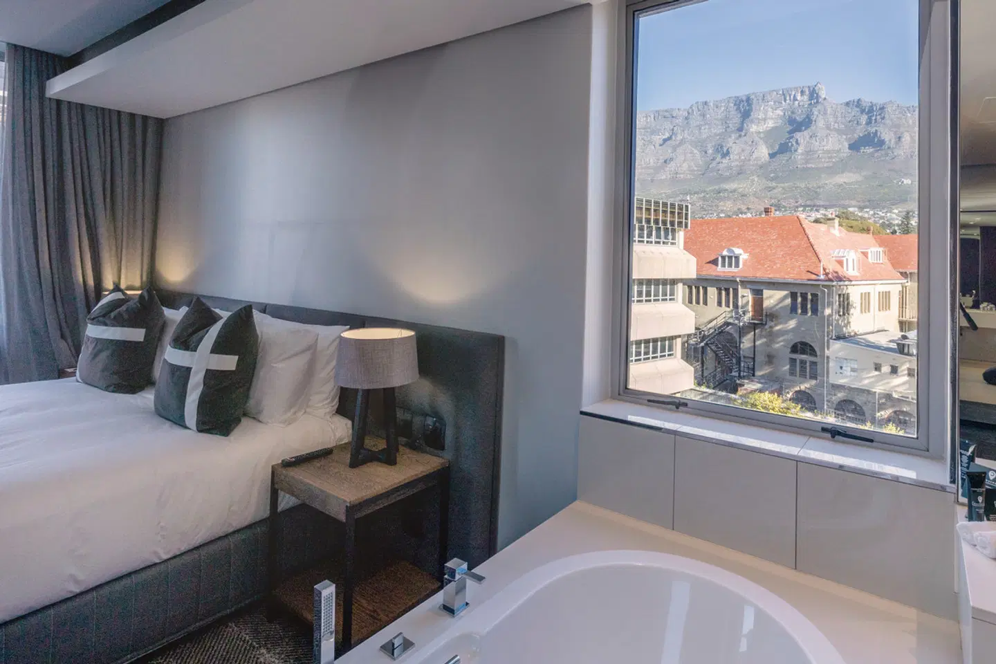 The Capital 15 on Orange Badezimmer