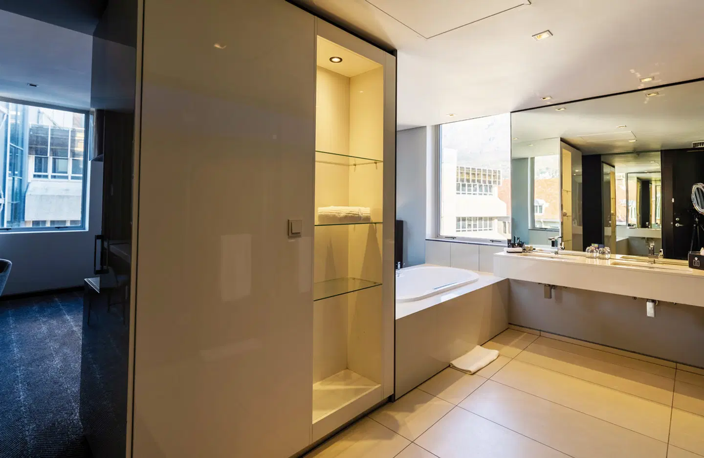 The Capital 15 on Orange Badezimmer