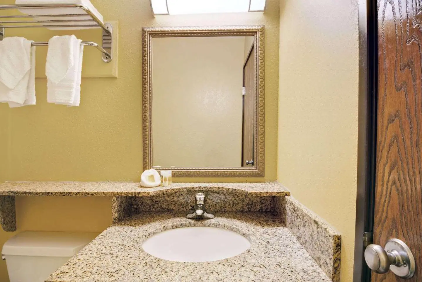 Days Inn by Wyndham Torrington Badezimmer