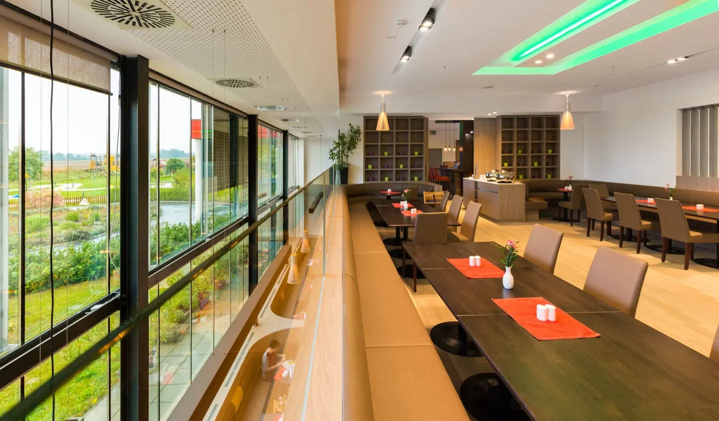 All in Red LOUNGE_LOBBY