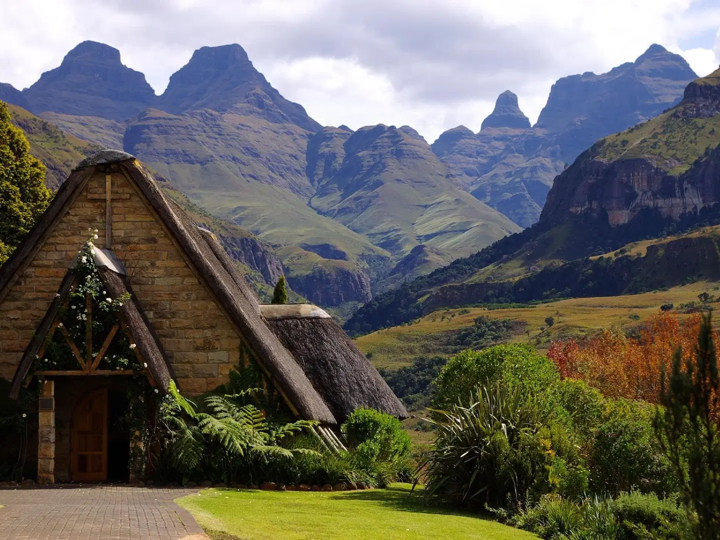 Cathedral Peak Hotel LANDSCAPE