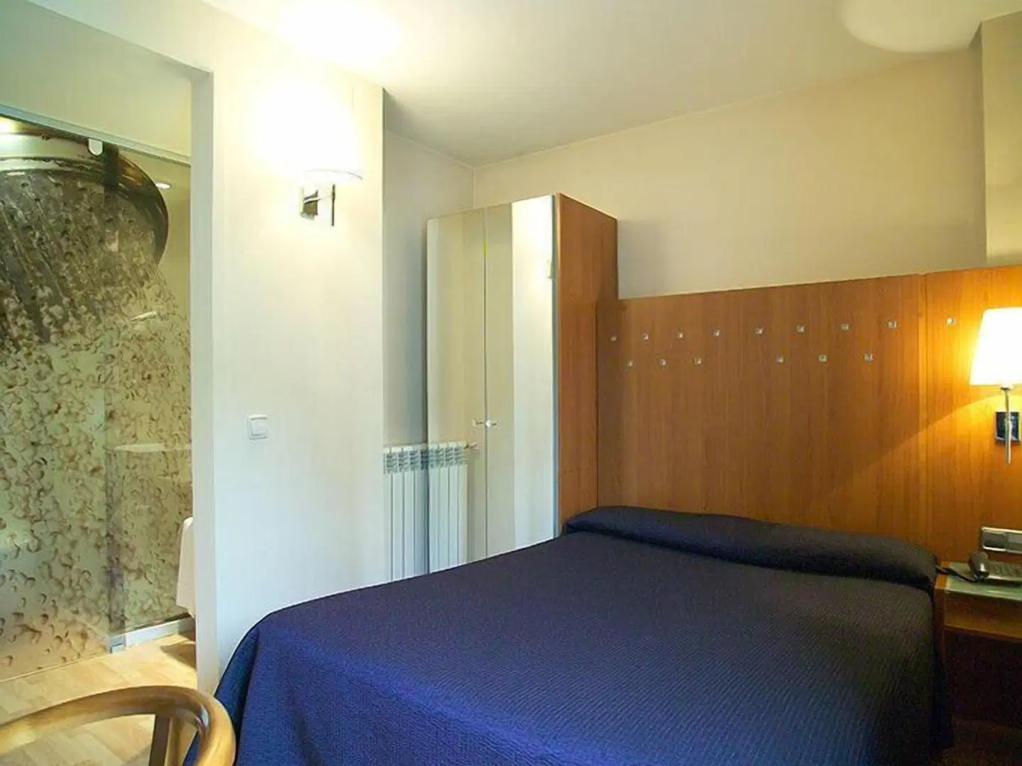 J. Balmes Vic ROOM_EXAMPLE