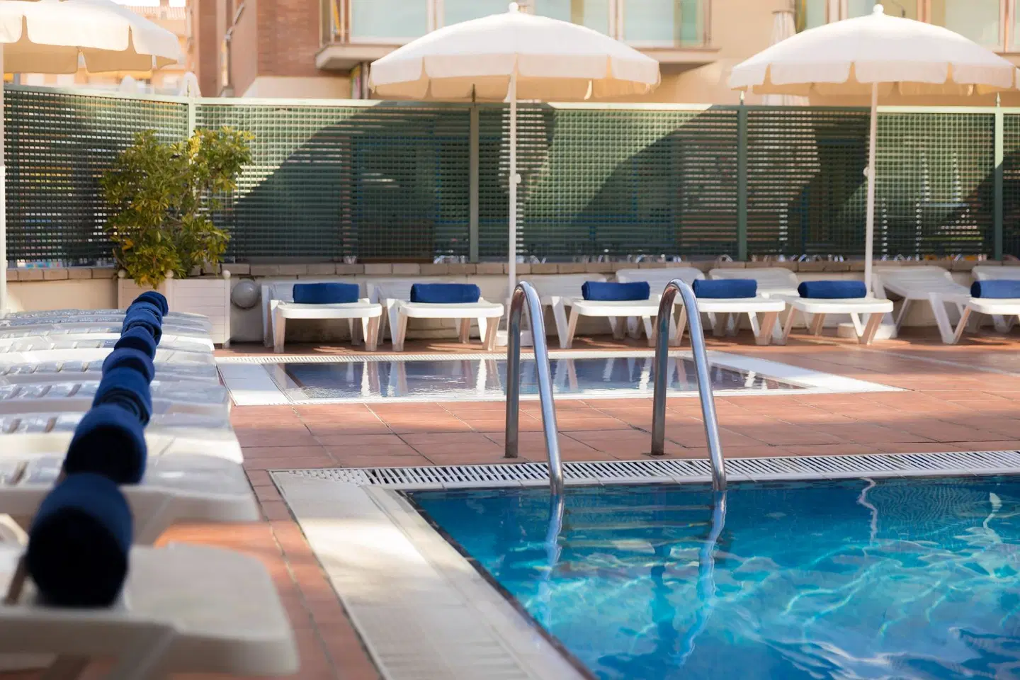 htop Summer Sun OUTDOOR_POOL