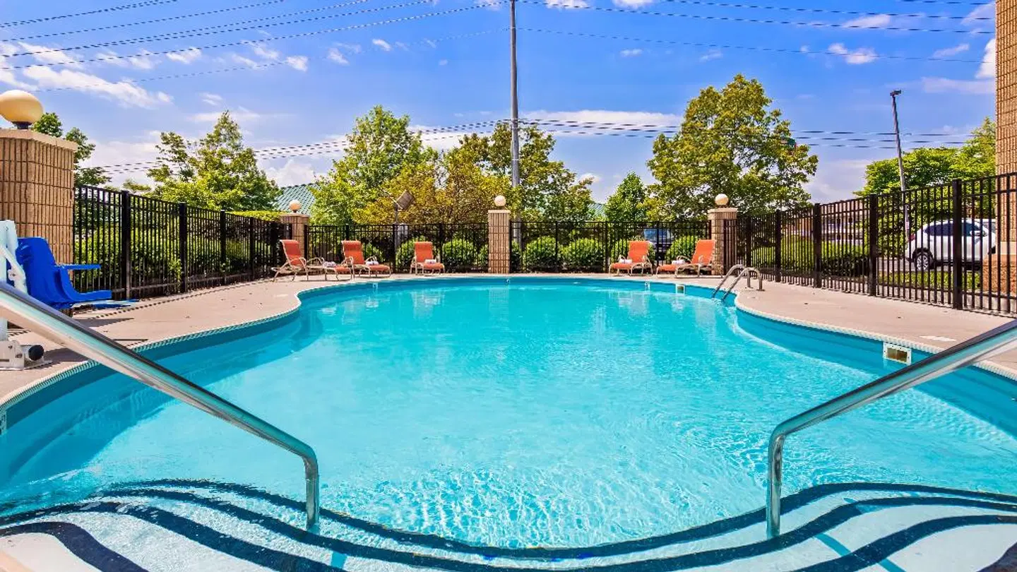 Best Western Plus Cedar Bluff Inn OUTDOOR_POOL