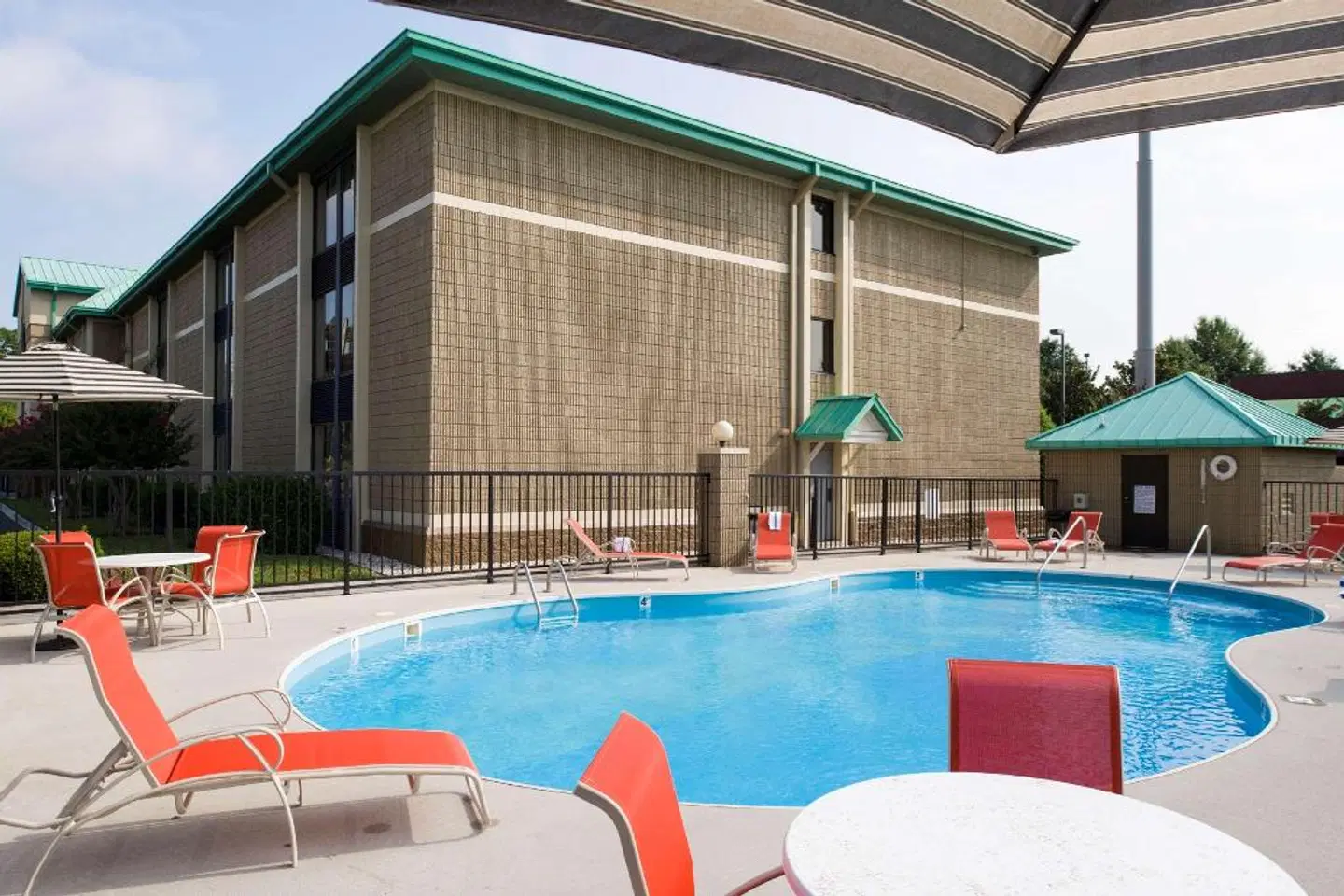 Best Western Plus Cedar Bluff Inn OUTDOOR_POOL