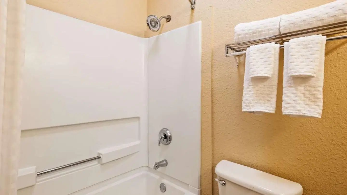 Best Western Plus Strawberry Inn & Suites Badezimmer