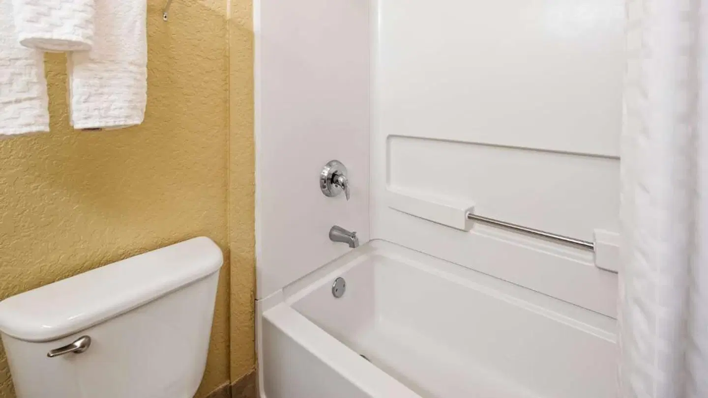 Best Western Plus Strawberry Inn & Suites Badezimmer