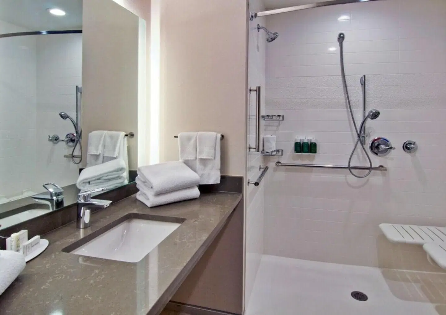 Fairfield Inn & Suites by Marriott Nashville Airport Badezimmer