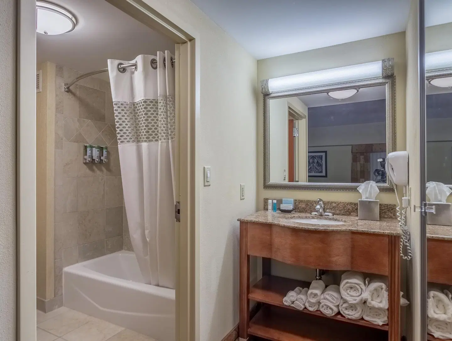 Hampton Inn & Suites Knoxville Downtown Badezimmer