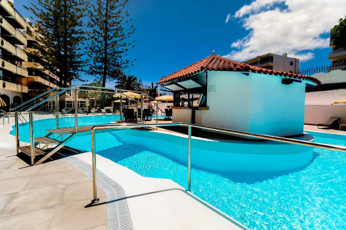 Rey Carlos OUTDOOR_POOL